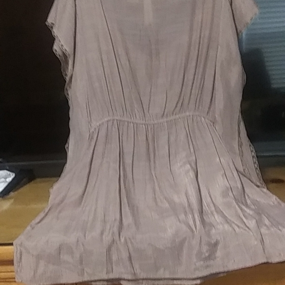 Light sheer feminine blouse in taupe shimmer fabric with lace trim - Picture 7 of 11